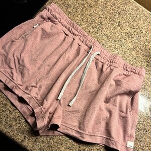 vuori women’s shorts euc size medium (blush pink- rare color )